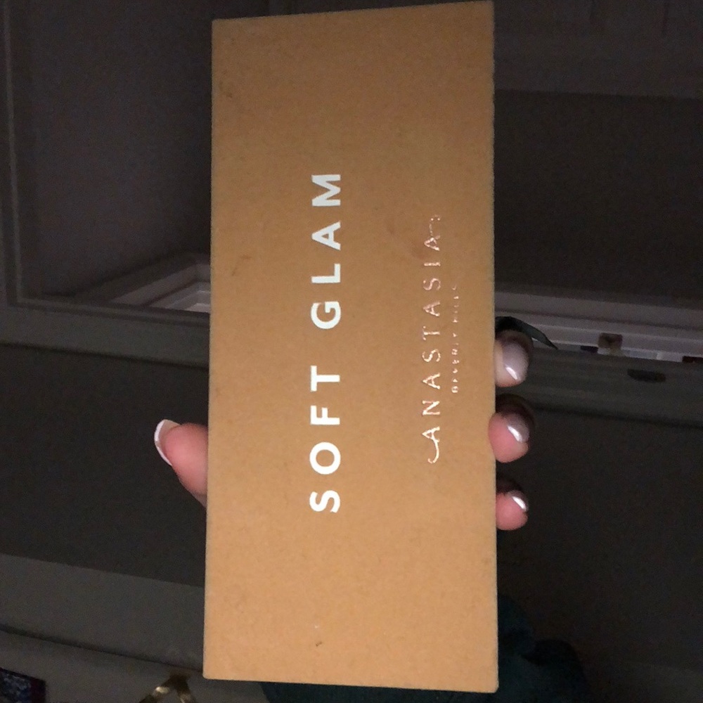 Anastasia soft glam pallet